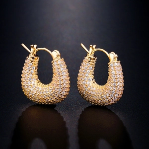 Vue macro de boucles d'oreilles en U plaquées or avec zircons micro-pavés