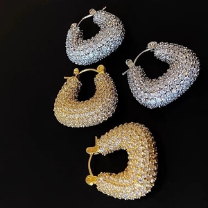 Boucles d'oreilles en U dorées et argentées avec zircons sertis de style luxueux