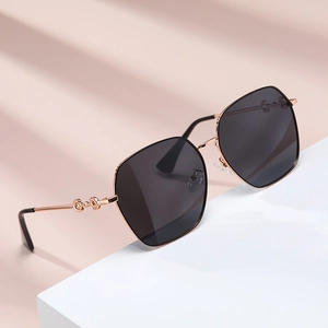 Occhiali da sole polarizzati oversize da donna con montatura oro rosa e lenti scure