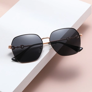 Occhiali da sole polarizzati oversize con montatura in oro rosa e lenti grigio scuro