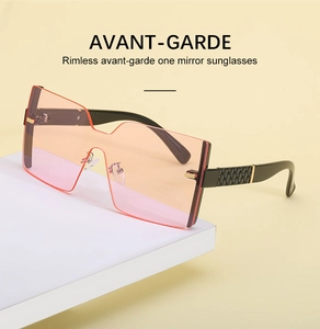 Gros plan de lunettes de soleil sans monture dégradé rose avec branches à texture tressée