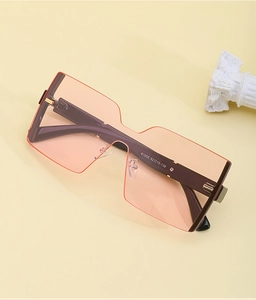 Détail des lunettes de soleil carrées surdimensionnées avec verres orange clair