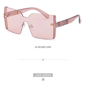Vue détaillée des motifs matelassés et charnières dorées sur ces lunettes de soleil