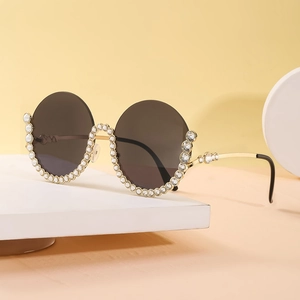 Modische Oversize-Rundsonnenbrille mit Goldrahmen, Strasssteinen und dunklen Gläsern