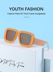 Détail de lunettes de soleil carrées jaune moutarde avec branches à damier chic