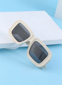 Vue détaillée des lunettes de soleil carrées beiges avec spécifications de taille 58-15-135