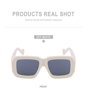 Vue frontale de lunettes de soleil carrées blanc cassé avec des verres gris foncé