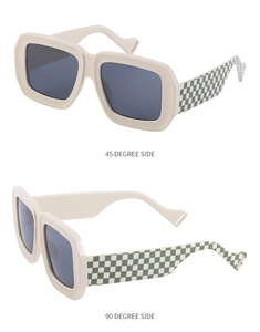 Vue détaillée de lunettes de soleil carrées beige avec branches à damier vert et blanc à 45 et 90 degrés