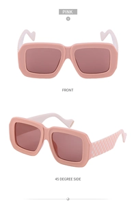 Vue avant et latérale de lunettes de soleil carrées roses avec branches à damier chic