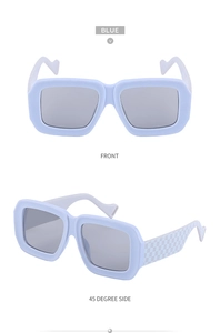 Vues de face et de profil à 45 degrés des lunettes de soleil bleues à damier
