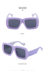 Détail de lunettes de soleil violettes avec motif à damier sur les branches larges