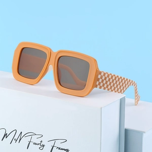 Lunettes de soleil carrées oversize ambre avec branches à motif damier tendance
