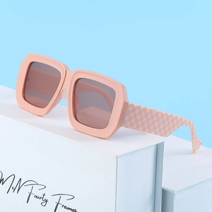 Lunettes de soleil carrées roses avec branches à damier présentées sous un angle de 45 degrés