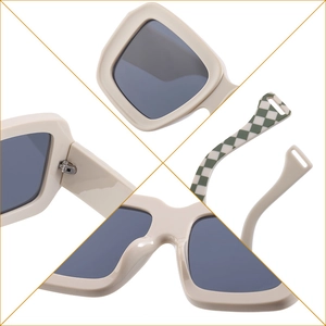 Lunettes de soleil larges crème à verres gris avec branche à motif damier chic