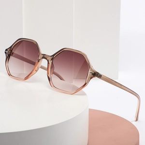 Fashionable oversized polygonal sunglasses with translucent tea frames and gradient lenses