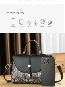Détail montrant la grande capacité du sac bandoulière imprimé avec rabat en cuir et objets