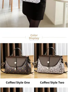 Détails de sacs bandoulière imprimés avec motifs monogrammes et boucles dorées