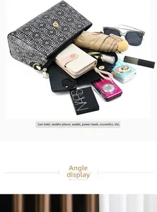 Vue détaillée du sac bandoulière imprimé contenant téléphone et accessoires du quotidien