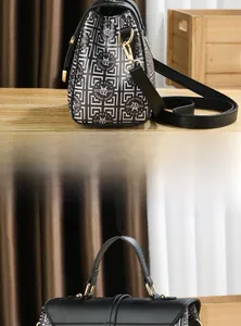 Détail de la vue latérale et de la poignée du sac à main à motif géométrique noir