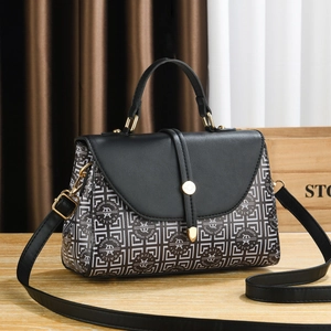 Sac fourre-tout structuré avec logo imprimé et finitions dorées sur table en bois