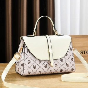 Sac bandoulière élégant pour femme avec imprimé logo et détails dorés brillants