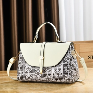 Sac à bandoulière beige chic avec imprimé monochrome, rabat et boucle en métal dorée