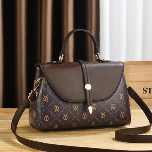 Sac à bandoulière marron foncé imprimé monogramme avec boucle dorée et poignée femme
