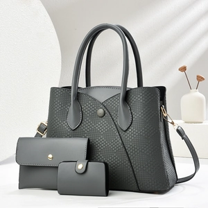 Detail von grauem Handtaschen-Set 3-teilig mit Webmuster und goldenen Beschlägen
