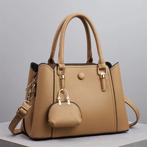 Elegante bolso tote camel de cuero granulado con mini estuche y correa ajustable