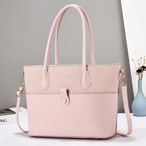 Détail du sac fourre-tout rose avec texture tissée et finition en similicuir lisse