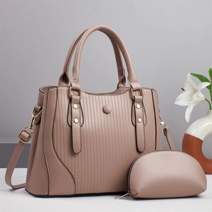 Strukturierte Tragetasche in Mauve-Braun mit passender Clutch und Gold-Beschlägen