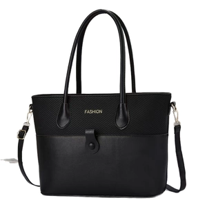 Grand sac à main noir en patchwork avec lettrage doré et bandoulière réglable