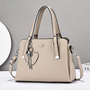 Elegante borsa beige con texture litchi dotata di ciondolo a cuore e chiave argentata
