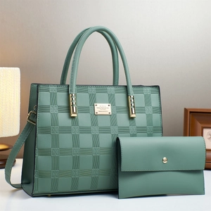 Dunkelgrünes gestreiftes Ledertaschen-Set mit passender Clutch und goldenen Metallelementen
