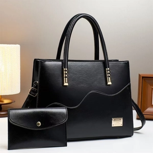 Details des klassischen schwarzen PU-Leder Shopper-Sets mit goldenen Beschlägen und Nähten