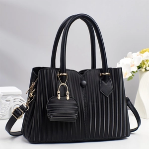Minimalistische schwarze Falten-Einkaufstasche mit Goldteilen und Mini-Beutel