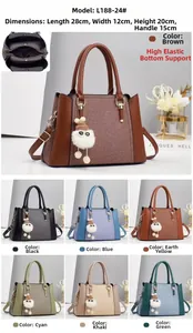 Detailansicht der großen Lederhandtasche mit Plüsch-Anhänger und Innenfachabmessungen