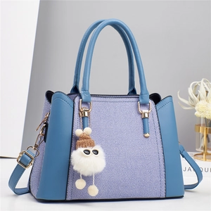 Minimalistische Tote-Bag im Macaron-Farbblock-Design mit Plüsch-Anhänger