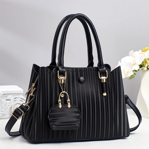 Minimalistische schwarze gestreifte Tragetasche mit goldenen Details und kleiner Zusatztasche