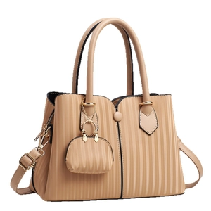 Beige Tragetasche mit Plissee-Struktur, Mini-Geldbörse und goldenen Details auf Weiß
