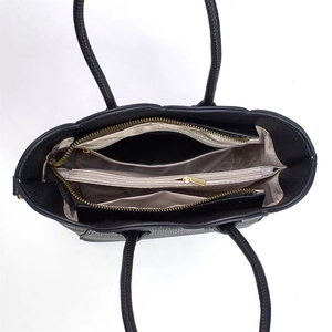 Innenstruktur der schwarzen Lederhandtasche mit Fächern und grauem Innenfutter