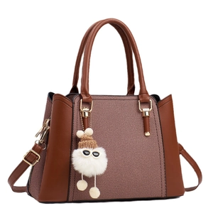 Minimalistische Handtasche mit Farblock-Design aus braunem Leder und Webstoff mit Anhänger