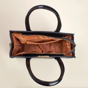 Vue intérieure du sac cabas noir à texture lézard avec doublure orange et poches
