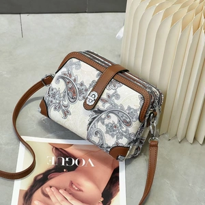 Vista dall'alto della borsa vintage a tracolla con motivo paisley e tre scomparti a zip