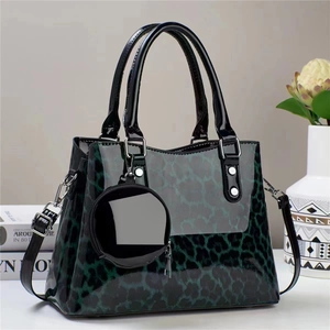 Détail du sac à main imprimé léopard vert foncé avec fini brillant et détails argentés