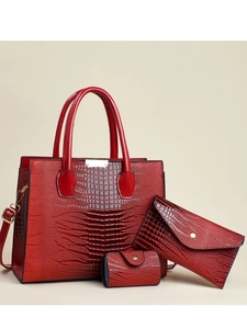 Ensemble de sacs à main trois pièces rouges texture crocodile avec grand cabas