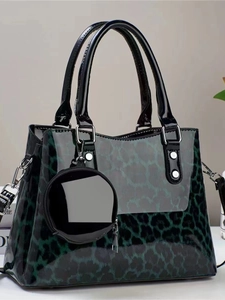Sac à main chic à motif léopard vert en cuir verni brillant avec détails argentés