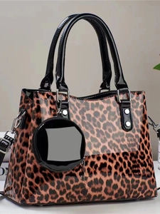 Sac à main vintage à motif léopard avec bordure noire brillante et petit charme rond