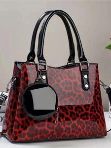 Sac à main léopard brillant avec touches de rouge et petit charm porte-monnaie rond