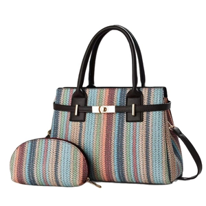Elegante set di borse tessute a righe colorate con manici in pelle e chiusura a rotazione